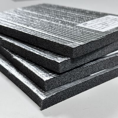 Yarı Açık Hücre PO Köpük Siyah Alüminyum folyo ve kendi kendine yapışkan tabanla laminasyonlu ses yalıtım levhaları Hava kanal sistemi ve genel inşaat için etkili gürültü azaltma ısı yalıtımı
